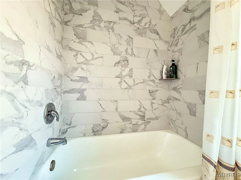 460 Rhode Island Street Upper, Buffalo, New York 1, Buffalo, New York 14213, 2 Bedrooms Bedrooms, 5 Rooms Rooms,1 BathroomBathrooms,Residential Lease,For Rent,460 Rhode Island Street Upper, Buffalo, New York 1,B1625213