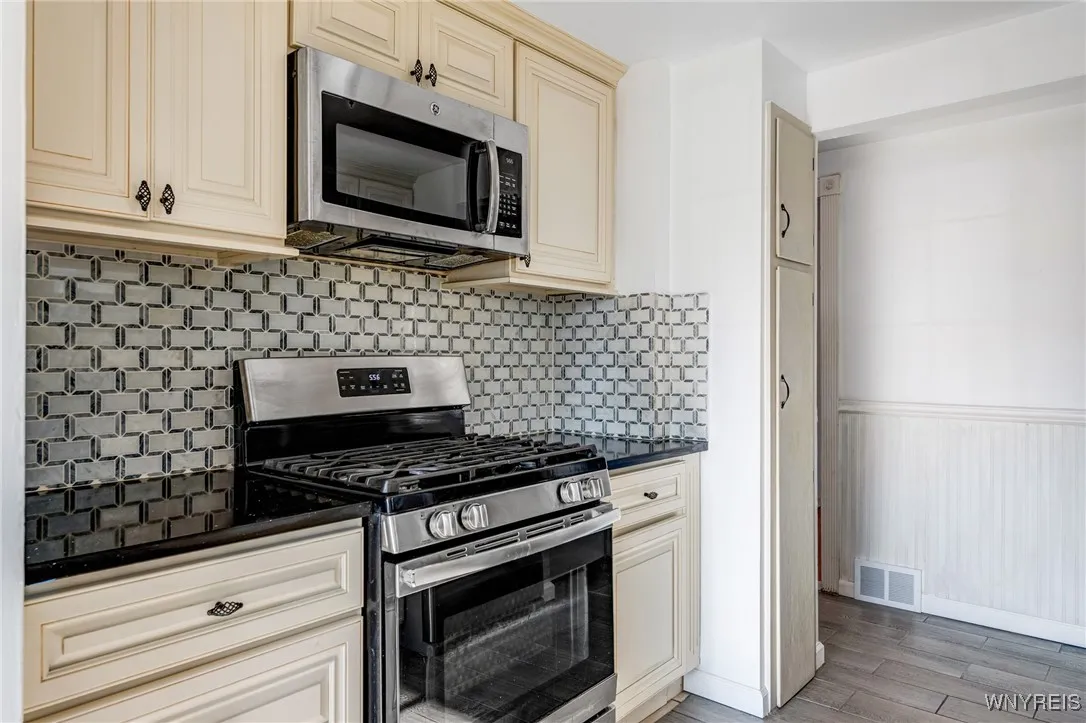 4363 Bailey Avenue, Amherst, New York 14226, Amherst, New York 14226, 3 Bedrooms Bedrooms, 6 Rooms Rooms,2 BathroomsBathrooms,Residential,For Sale,4363 Bailey Avenue, Amherst, New York 14226,B1629736