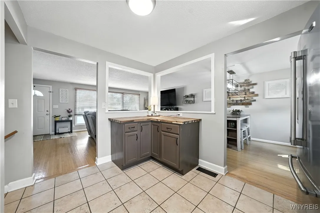 22 Westwood Drive, Tonawanda, New York 14150, Tonawanda, New York 14150, 3 Bedrooms Bedrooms, 7 Rooms Rooms,1 BathroomBathrooms,Residential,For Sale,22 Westwood Drive, Tonawanda, New York 14150,B1630027