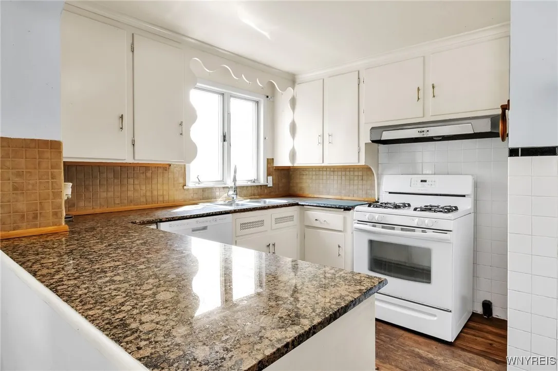 85 Lake Street, Hamburg, New York 14075, Hamburg, New York 14075, 3 Bedrooms Bedrooms, 8 Rooms Rooms,1 BathroomBathrooms,Residential,For Sale,85 Lake Street, Hamburg, New York 14075,B1629812
