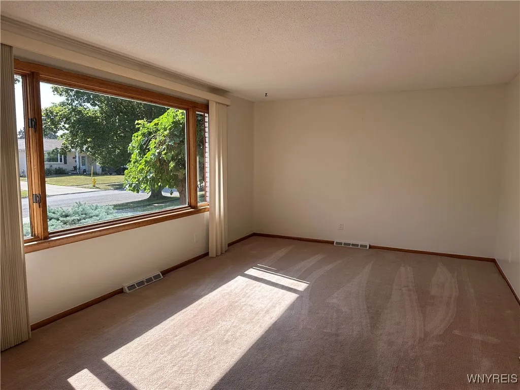 32 Lordan Drive, Cheektowaga, New York 14227, Cheektowaga, New York 14227, 3 Bedrooms Bedrooms, 8 Rooms Rooms,2 BathroomsBathrooms,Residential,For Sale,32 Lordan Drive, Cheektowaga, New York 14227,0,B1629523