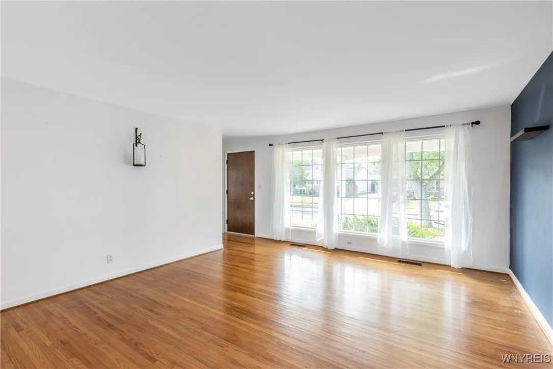160 Greentree Road, Tonawanda, New York 14150, Tonawanda, New York 14150, 4 Bedrooms Bedrooms, 10 Rooms Rooms,1 BathroomBathrooms,Residential,For Sale,160 Greentree Road, Tonawanda, New York 14150,B1629410