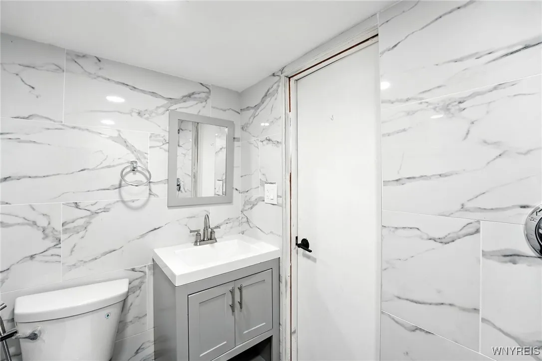 55 Avondale Place, Buffalo, New York 14210, Buffalo, New York 14210, 3 Bedrooms Bedrooms, 8 Rooms Rooms,2 BathroomsBathrooms,Residential,For Sale,55 Avondale Place, Buffalo, New York 14210,B1629189