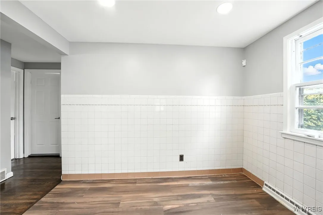 55 Avondale Place, Buffalo, New York 14210, Buffalo, New York 14210, 3 Bedrooms Bedrooms, 8 Rooms Rooms,2 BathroomsBathrooms,Residential,For Sale,55 Avondale Place, Buffalo, New York 14210,B1629189