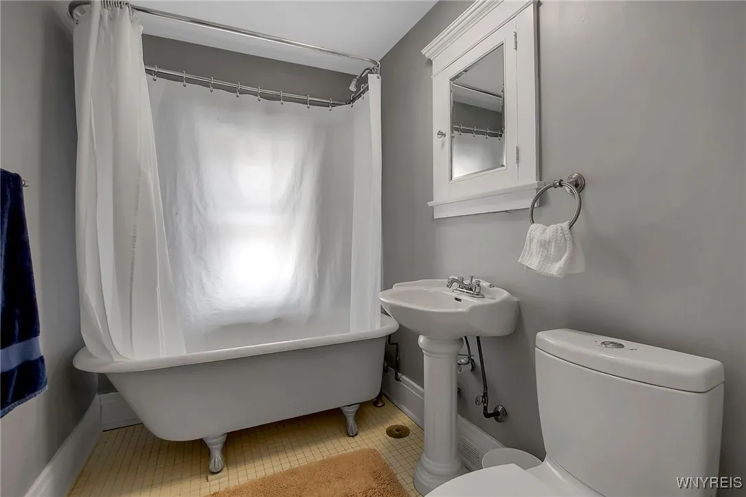 Full bath 3rd floor