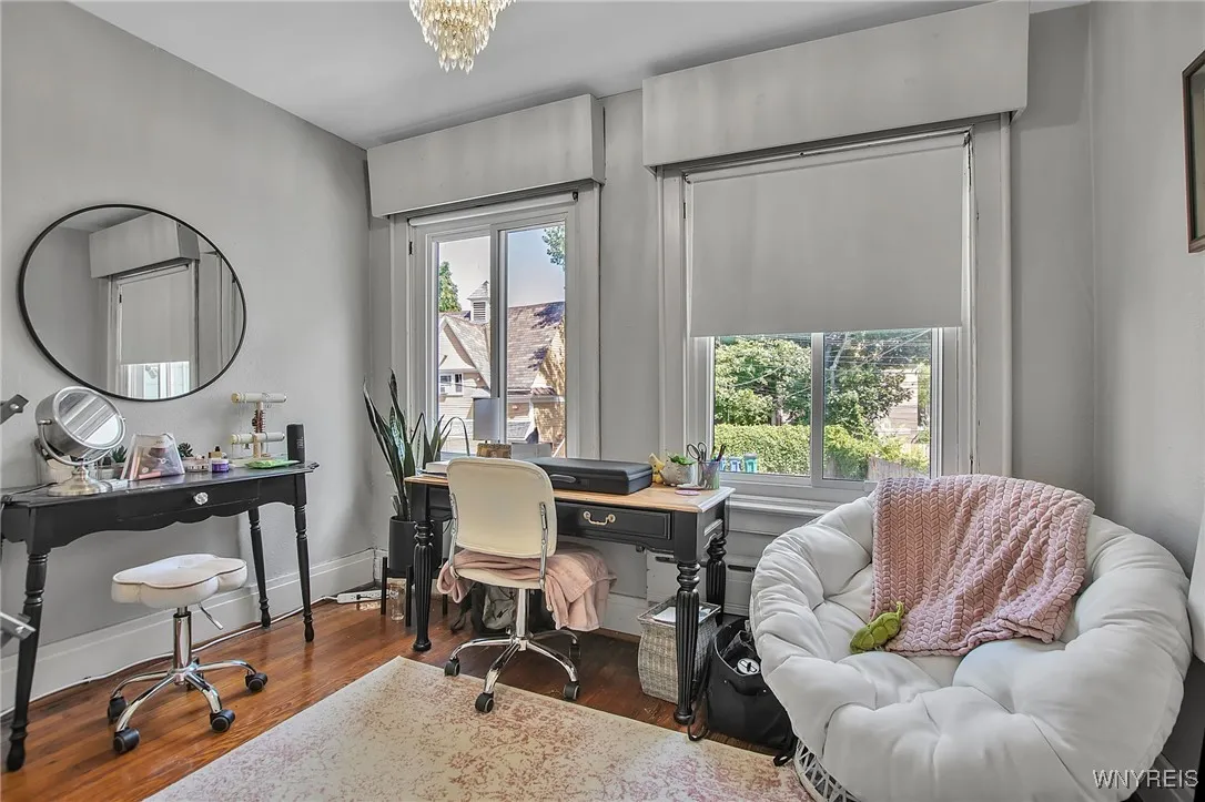 Bonus office/dressing room