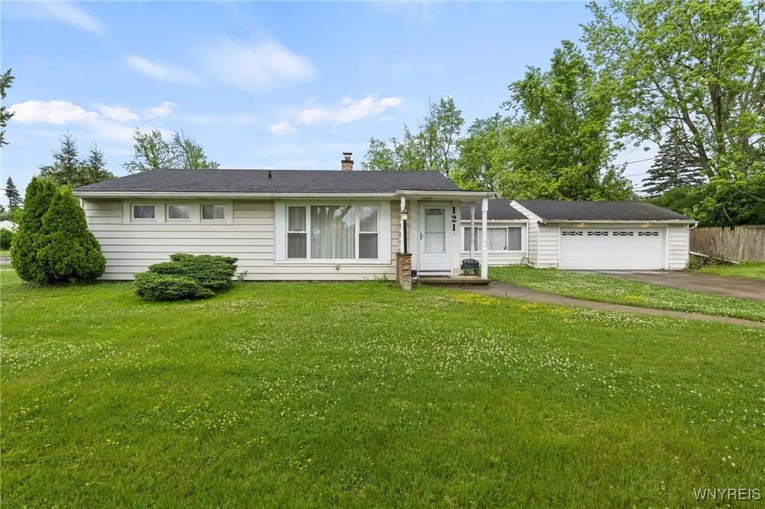 121 Yale Avenue, Amherst, New York 14226, Amherst, New York 14226, 2 Bedrooms Bedrooms, 6 Rooms Rooms,1 BathroomBathrooms,Residential,For Sale,121 Yale Avenue, Amherst, New York 14226,B1630166