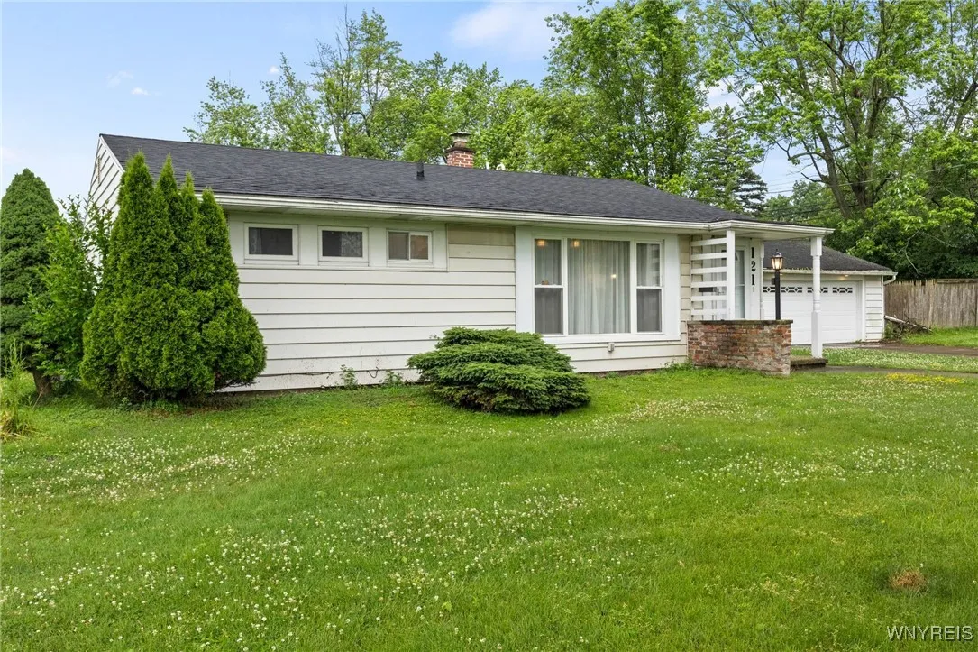 121 Yale Avenue, Amherst, New York 14226, Amherst, New York 14226, 2 Bedrooms Bedrooms, 6 Rooms Rooms,1 BathroomBathrooms,Residential,For Sale,121 Yale Avenue, Amherst, New York 14226,B1630166