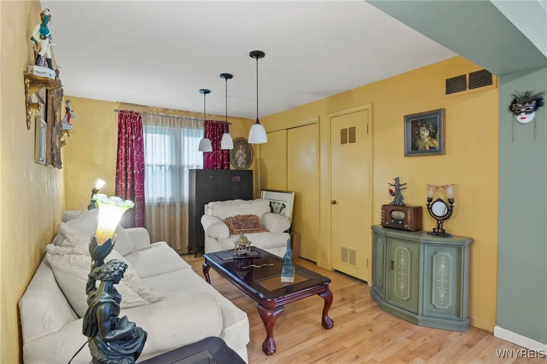 121 Yale Avenue, Amherst, New York 14226, Amherst, New York 14226, 2 Bedrooms Bedrooms, 6 Rooms Rooms,1 BathroomBathrooms,Residential,For Sale,121 Yale Avenue, Amherst, New York 14226,B1630166