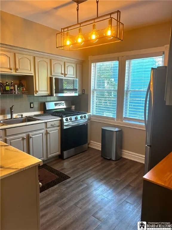 84 Manchester Place, Buffalo, New York 14213, Buffalo, New York 14213, 7 Bedrooms Bedrooms, ,3 BathroomsBathrooms,Residential,For Sale,84 Manchester Place, Buffalo, New York 14213,R1630153