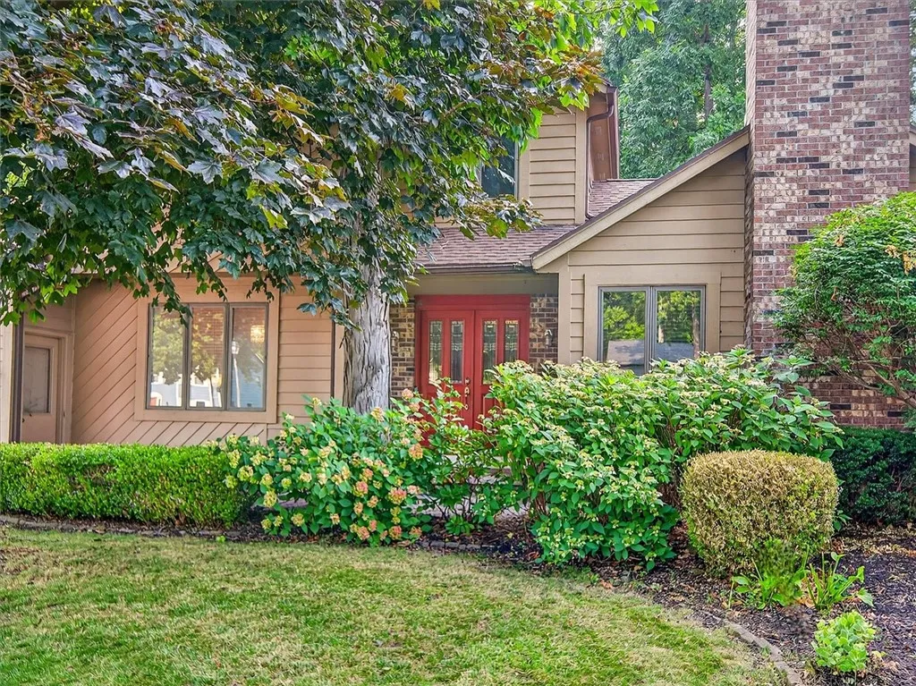 This Contemporary Colonial Is Almost 2,000sf w/ 3 Bedrooms & 3.5 Baths