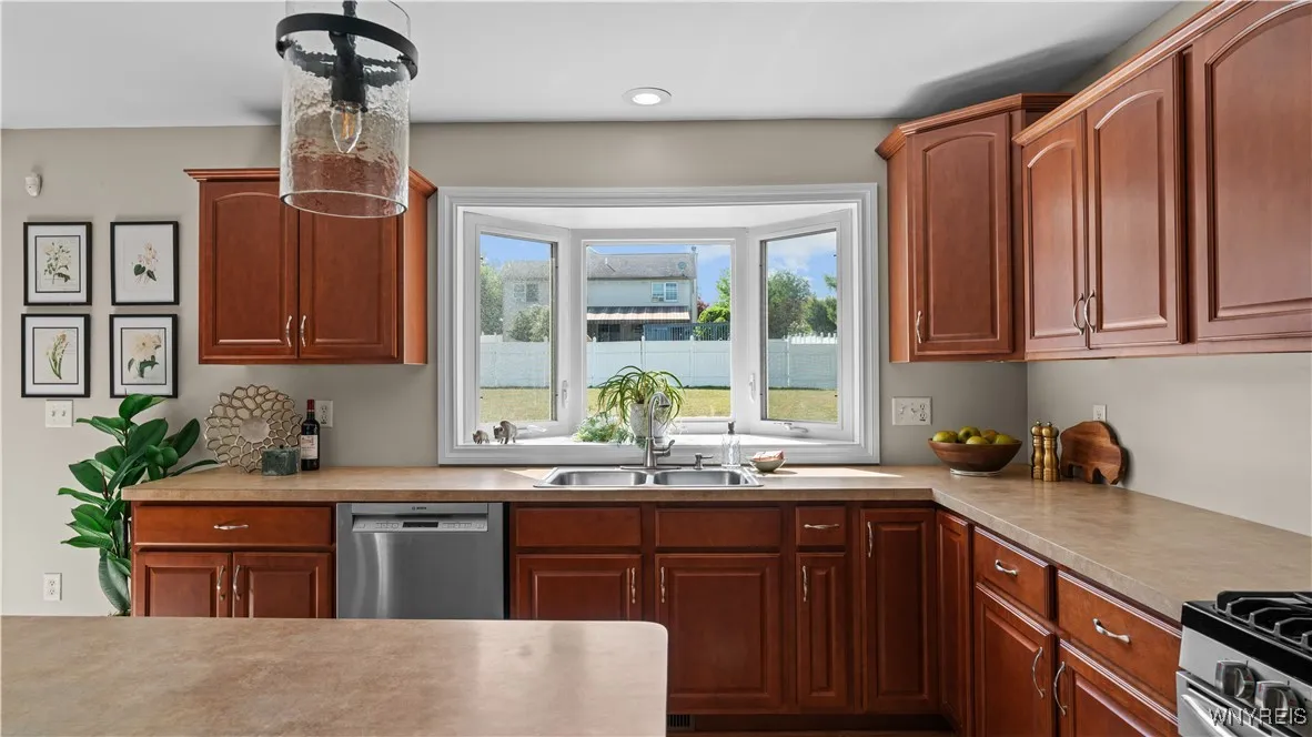 6 Park Meadow Drive, West Seneca, New York 14224, West Seneca, New York 14224, 4 Bedrooms Bedrooms, 7 Rooms Rooms,2 BathroomsBathrooms,Residential,Closed,6 Park Meadow Drive, West Seneca, New York 14224,0,B1629930