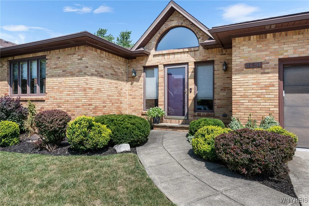 624 Woodland Drive, Tonawanda, New York 14223, Tonawanda, New York 14223, 3 Bedrooms Bedrooms, 11 Rooms Rooms,3 BathroomsBathrooms,Residential,For Sale,624 Woodland Drive, Tonawanda, New York 14223,B1630175