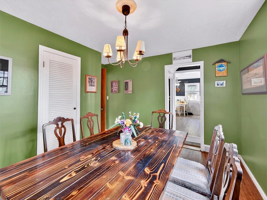 Dining room or 4th bedroom (has a closet)