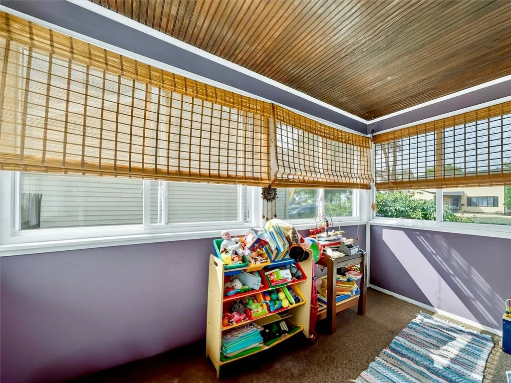 Enclosed 3 season room off great room