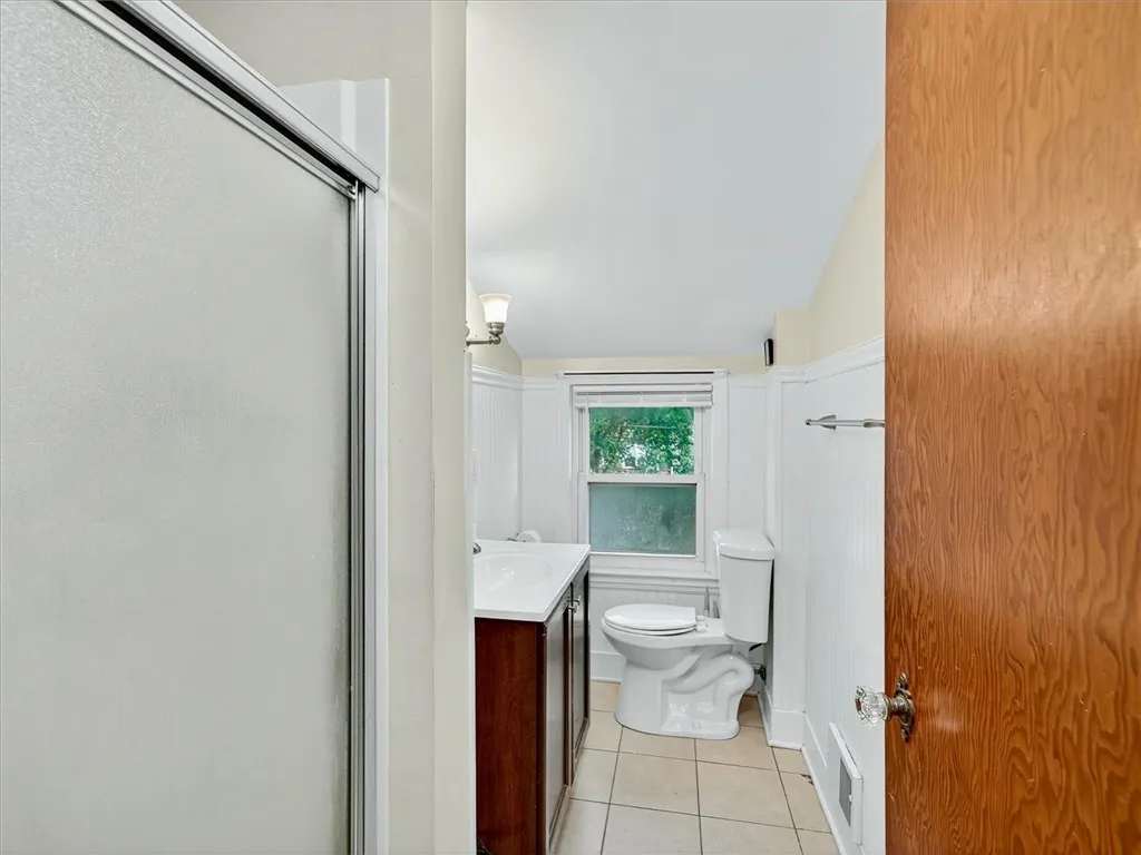 2nd floor full bathroom