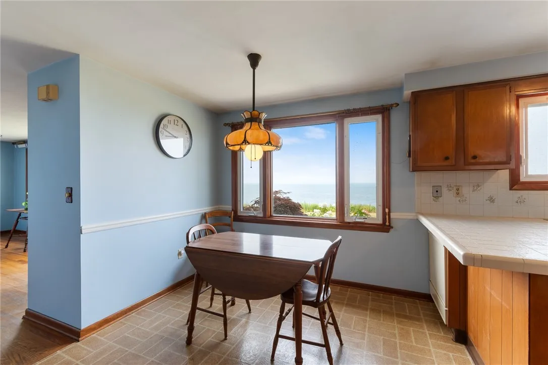 Imagine sharing a meal while enjoying this incredible view!