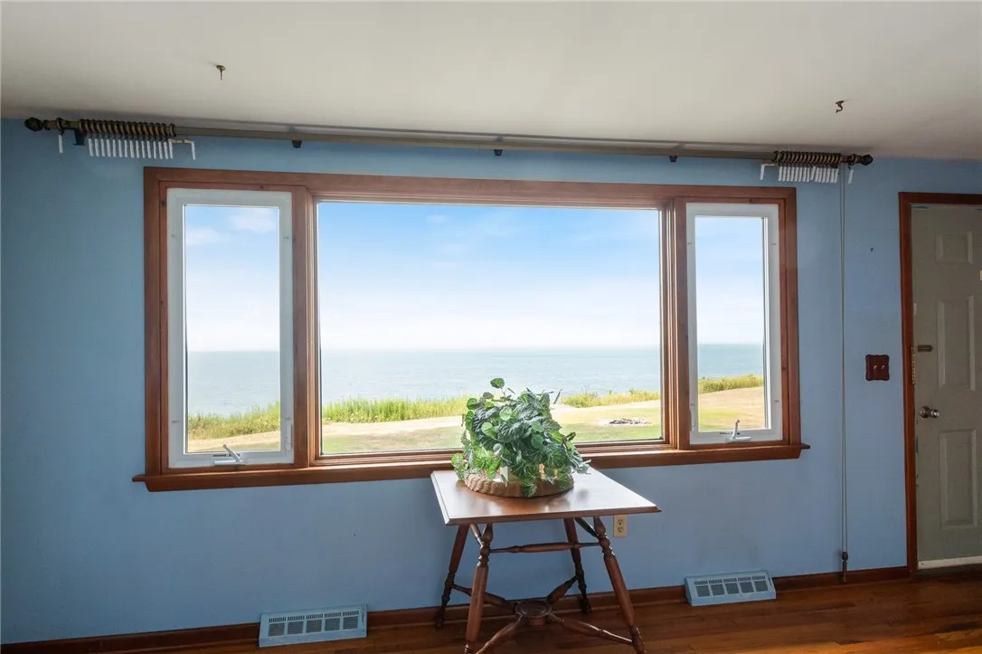 Imagine THIS VIEW out your living room window!