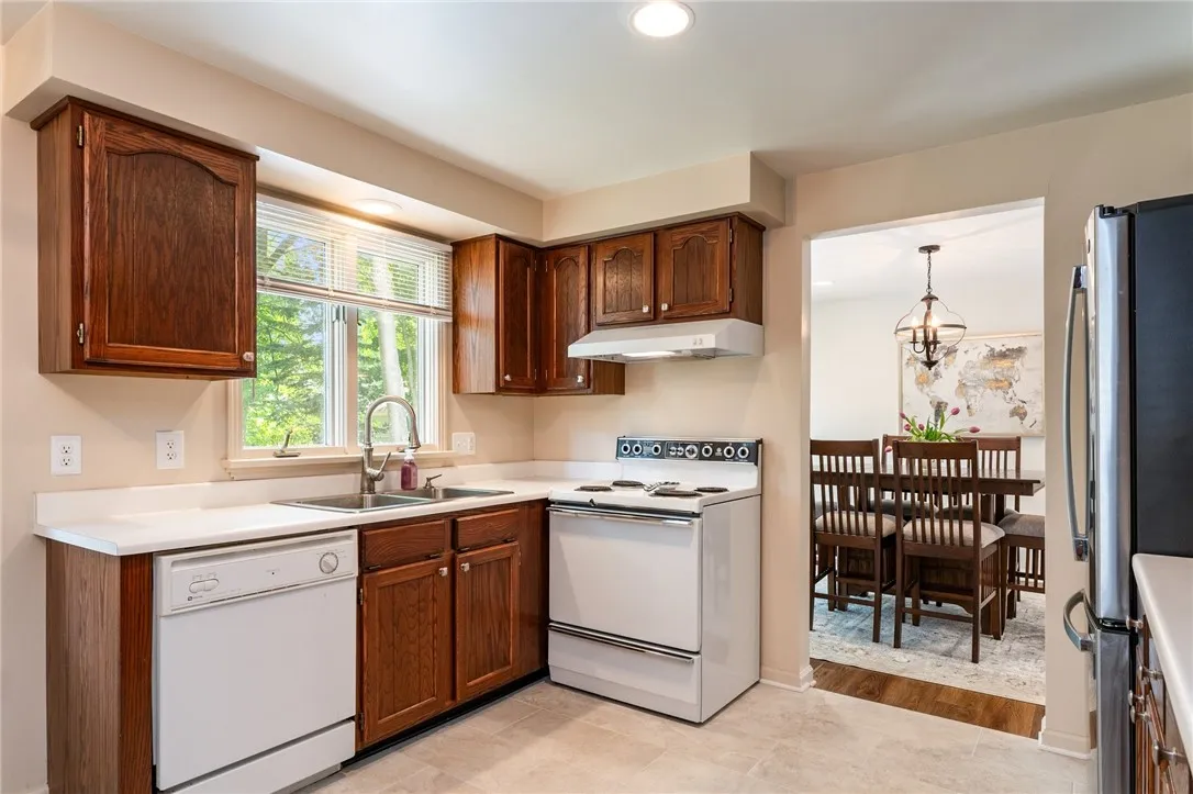 706 Close Circle, Webster, New York 14580, Webster, New York 14580, 2 Bedrooms Bedrooms, 6 Rooms Rooms,1 BathroomBathrooms,Residential,Closed,706 Close Circle, Webster, New York 14580,0,R1629361