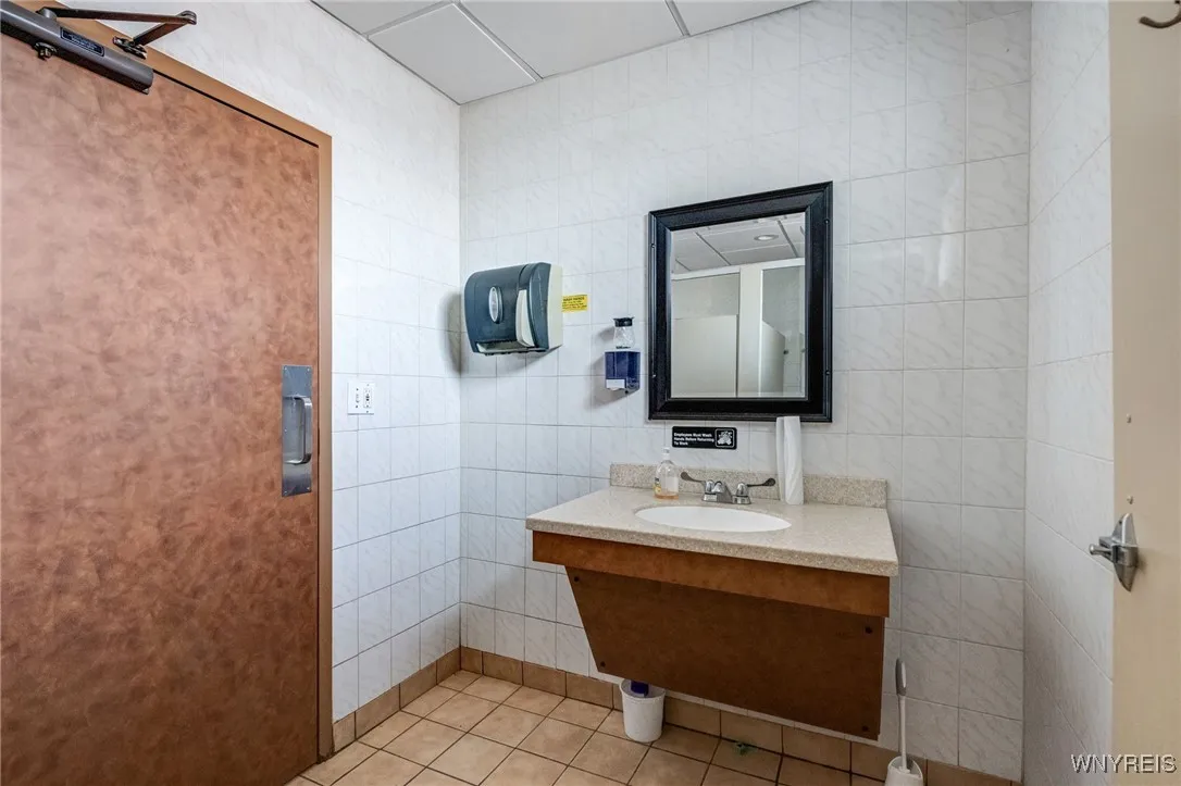 423 Hopkins Street, Buffalo, New York 14220, Buffalo, New York 14220, ,Commercial Sale,For Sale,423 Hopkins Street, Buffalo, New York 14220,B1630339