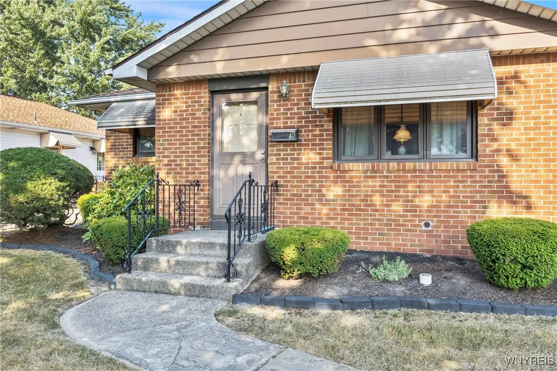 9 Bay Lane, Cheektowaga, New York 14225, Cheektowaga, New York 14225, 4 Bedrooms Bedrooms, 6 Rooms Rooms,1 BathroomBathrooms,Residential,For Sale,9 Bay Lane, Cheektowaga, New York 14225,B1629621