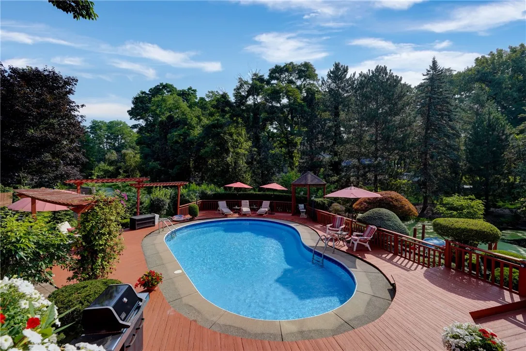 14 Ridgeway Estates, Greece, New York 14626, Greece, New York 14626, 5 Bedrooms Bedrooms, 12 Rooms Rooms,4 BathroomsBathrooms,Residential,Closed,14 Ridgeway Estates, Greece, New York 14626,0,R1629677