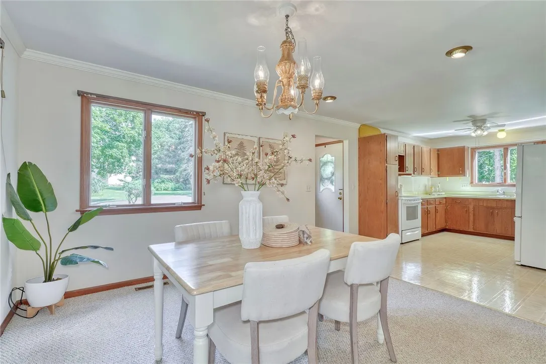 Eat-in Kitchen/Dining Area