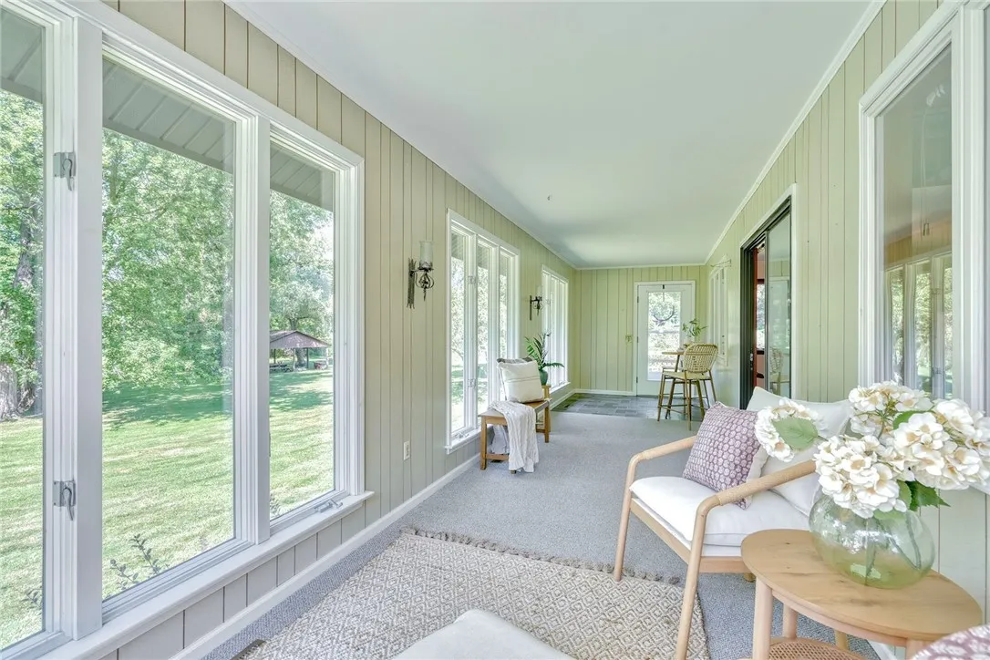 IMPRESSIVE 4 seasons porch, surrounded in windows!