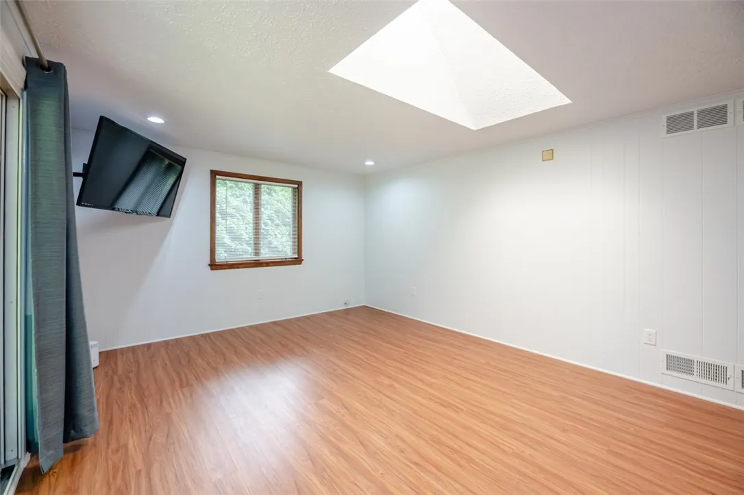 410 Thomar Drive, Webster, New York 14580, Webster, New York 14580, 3 Bedrooms Bedrooms, 5 Rooms Rooms,1 BathroomBathrooms,Residential,Closed,410 Thomar Drive, Webster, New York 14580,0,R1630106
