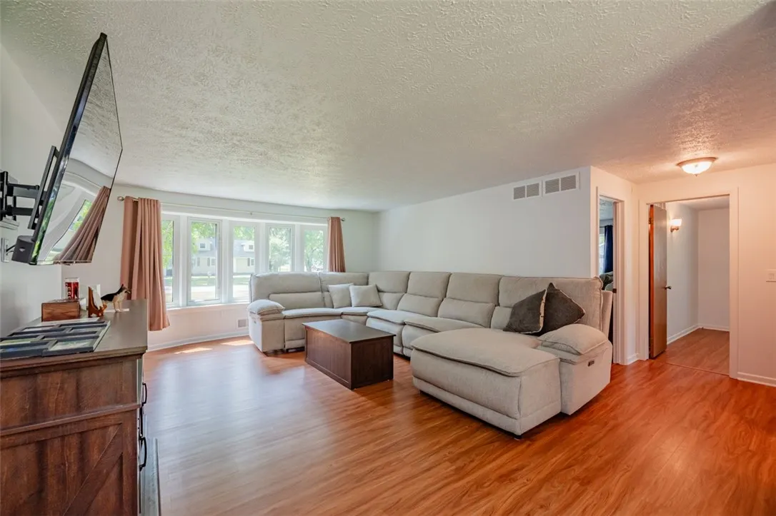 410 Thomar Drive, Webster, New York 14580, Webster, New York 14580, 3 Bedrooms Bedrooms, 5 Rooms Rooms,1 BathroomBathrooms,Residential,Closed,410 Thomar Drive, Webster, New York 14580,0,R1630106