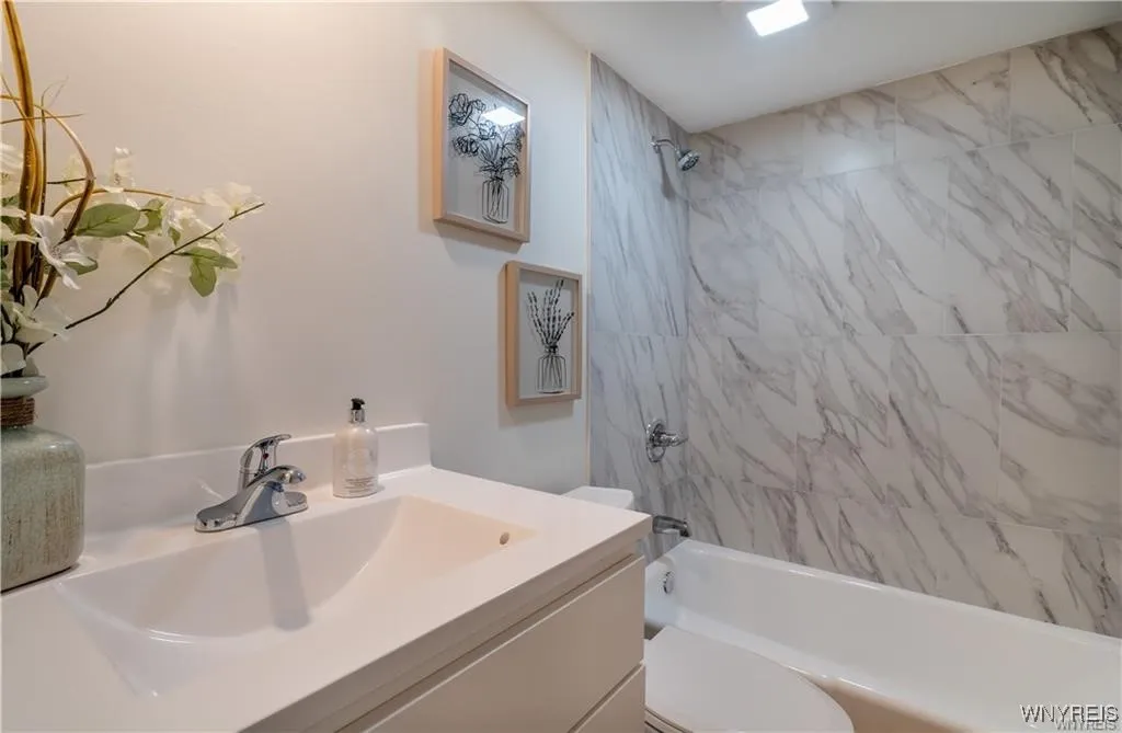 538 Linwood Avenue 10, Buffalo, New York 14209, Buffalo, New York 14209, 2 Bedrooms Bedrooms, 5 Rooms Rooms,1 BathroomBathrooms,Residential Lease,For Rent,538 Linwood Avenue 10, Buffalo, New York 14209,B1630447
