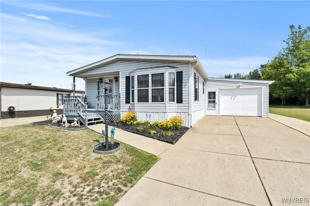 54 North Eaglecrest Drive, Hamburg, New York 14075, Hamburg, New York 14075, 3 Bedrooms Bedrooms, 6 Rooms Rooms,2 BathroomsBathrooms,Residential,For Sale,54 North Eaglecrest Drive, Hamburg, New York 14075,B1630436
