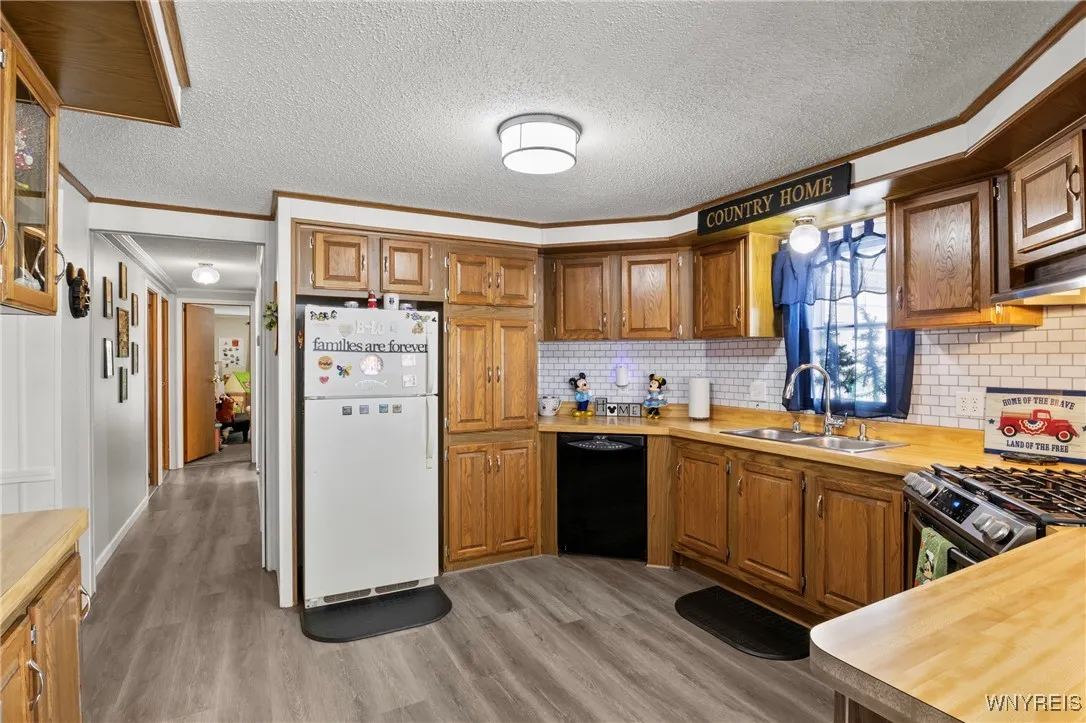Spacious Kitchen w/ Coffee Bar & Eat-In Island