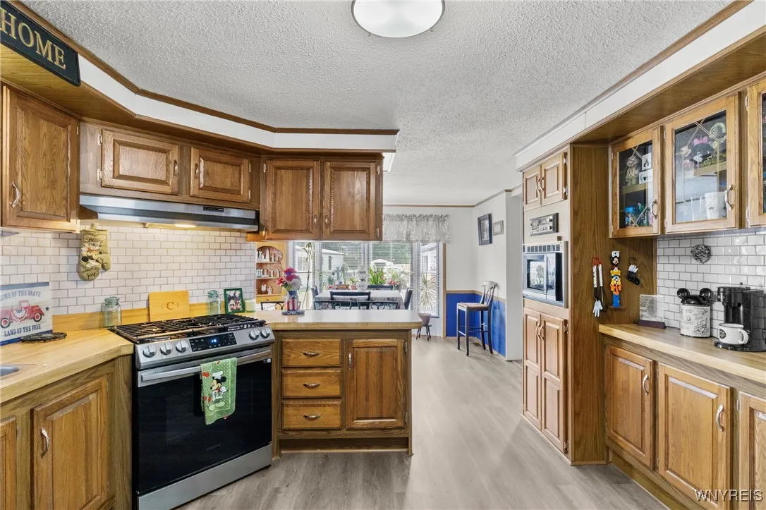 Spacious Kitchen w/ Coffee Bar & Eat-In Island