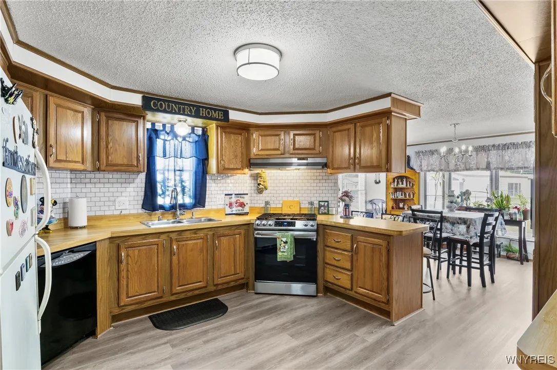 Spacious Kitchen w/ Coffee Bar & Eat-In Island