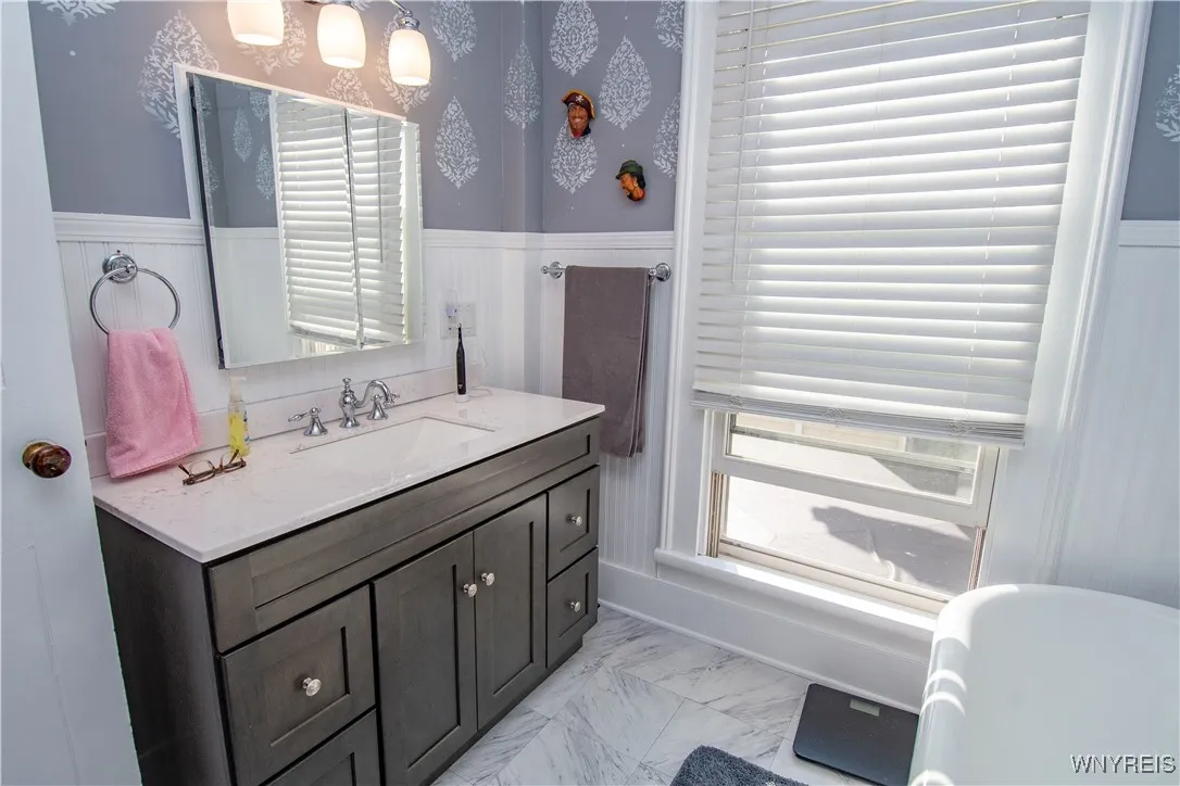Upstairs Full Bath