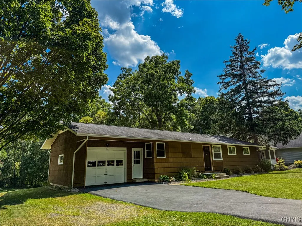 316 West Seneca Street, Manlius, New York 13104, Manlius, New York 13104, 3 Bedrooms Bedrooms, 8 Rooms Rooms,1 BathroomBathrooms,Residential,For Sale,316 West Seneca Street, Manlius, New York 13104,S1628813