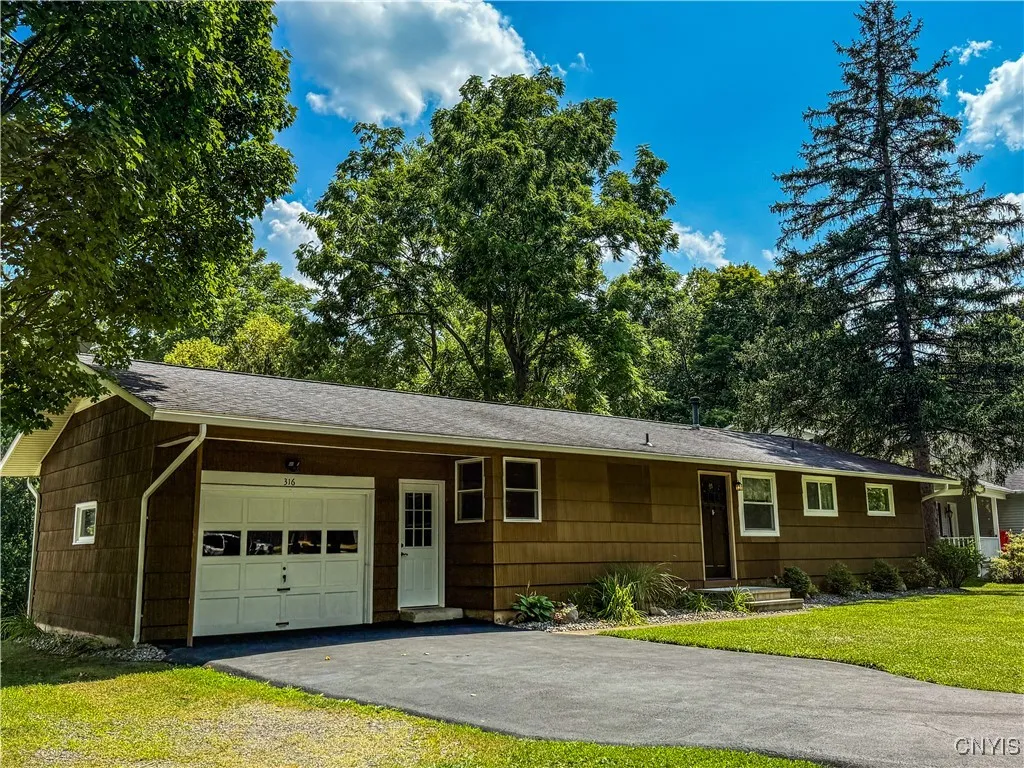 316 West Seneca Street, Manlius, New York 13104, Manlius, New York 13104, 3 Bedrooms Bedrooms, 8 Rooms Rooms,1 BathroomBathrooms,Residential,For Sale,316 West Seneca Street, Manlius, New York 13104,S1628813