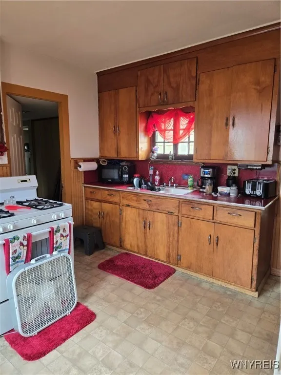 129 Gorski Street, Buffalo, New York 14206, Buffalo, New York 14206, 3 Bedrooms Bedrooms, ,2 BathroomsBathrooms,Residential,For Sale,129 Gorski Street, Buffalo, New York 14206,B1626109