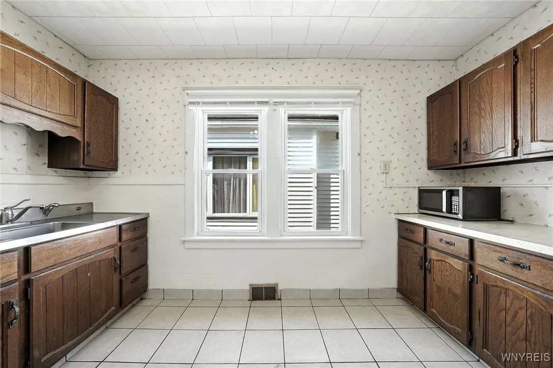 33 Nicholson Street, Buffalo, New York 14214, Buffalo, New York 14214, 4 Bedrooms Bedrooms, 7 Rooms Rooms,1 BathroomBathrooms,Residential,Closed,33 Nicholson Street, Buffalo, New York 14214,0,B1630366