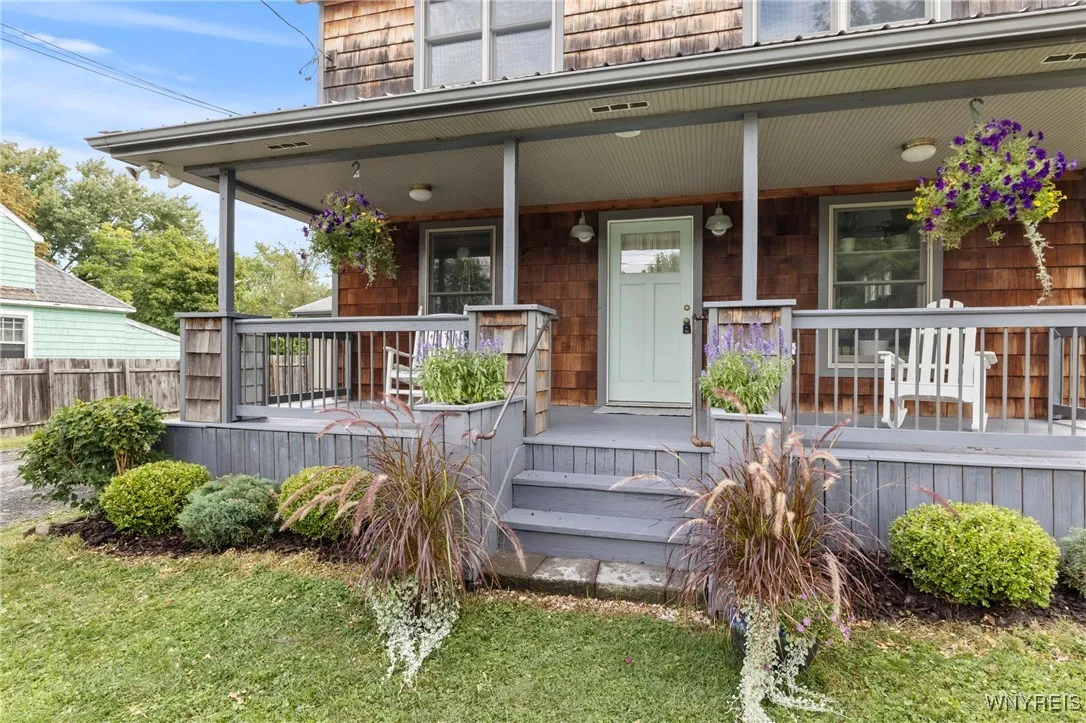 Spacious front porch Spacious front porch