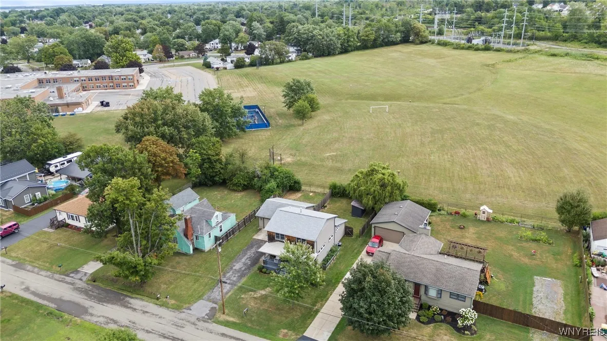 Cloverbank elementary school and playground within walking distance! Cloverbank elementary school and playground within walking distance!