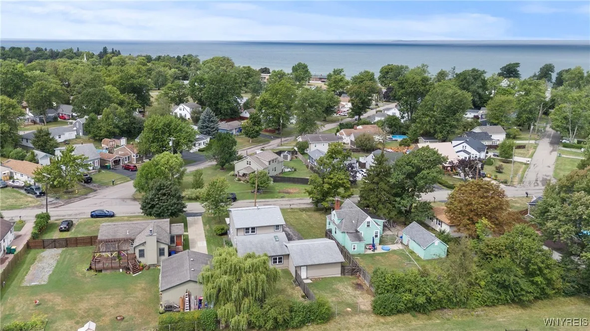 Walking distance to Wanakah beach! Walking distance to Wanakah beach!