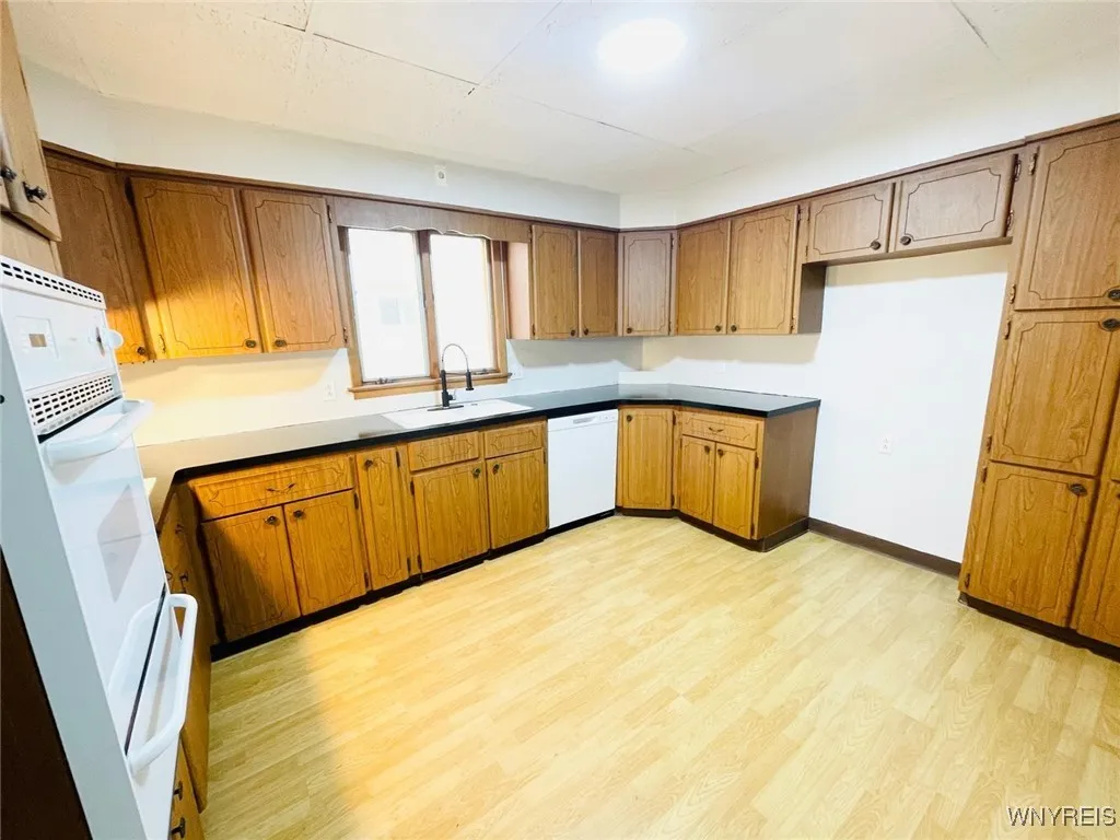 21 Sterling Avenue, Buffalo, New York 14216, Buffalo, New York 14216, 6 Bedrooms Bedrooms, ,2 BathroomsBathrooms,Residential,For Sale,21 Sterling Avenue, Buffalo, New York 14216,0,B1630608