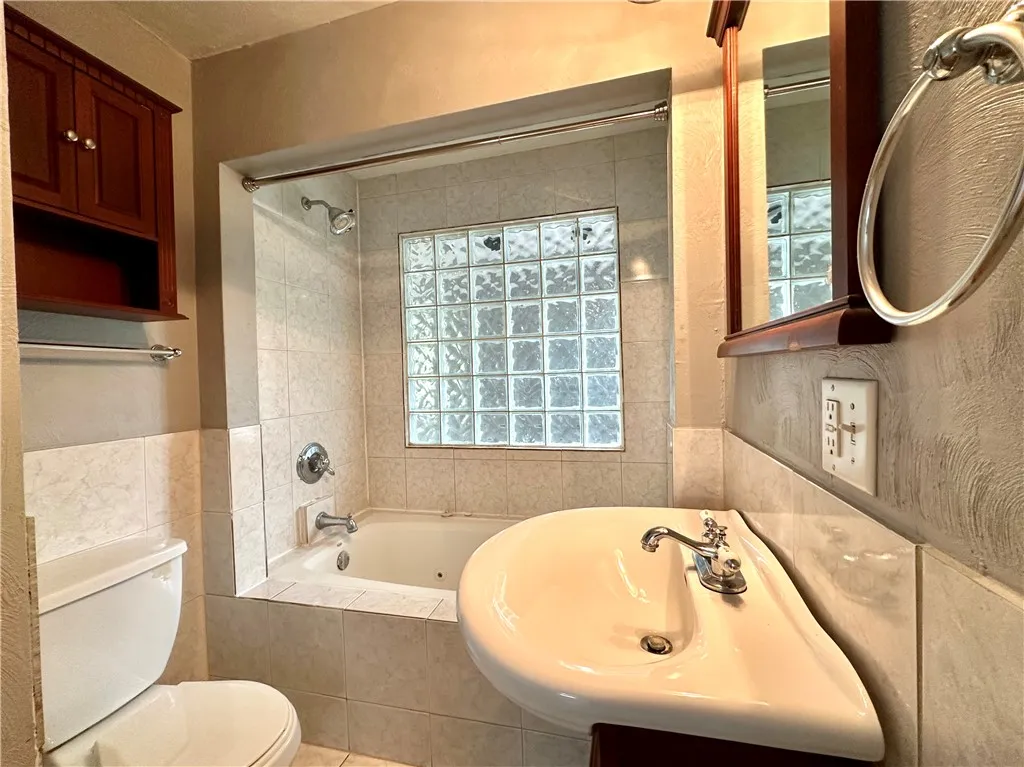 Unit 19 en suite bathroom