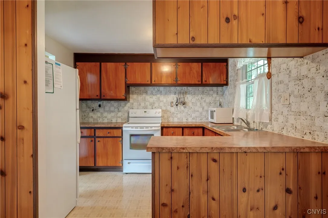 Plenty of Cabinet and Cupboard space