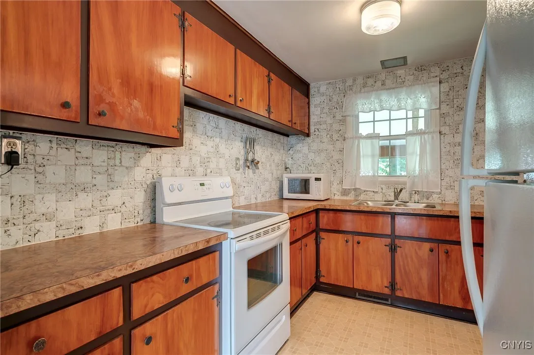 511 Rita Drive, Clay, New York 13212, Clay, New York 13212, 3 Bedrooms Bedrooms, 7 Rooms Rooms,1 BathroomBathrooms,Residential,Closed,511 Rita Drive, Clay, New York 13212,0,S1630404