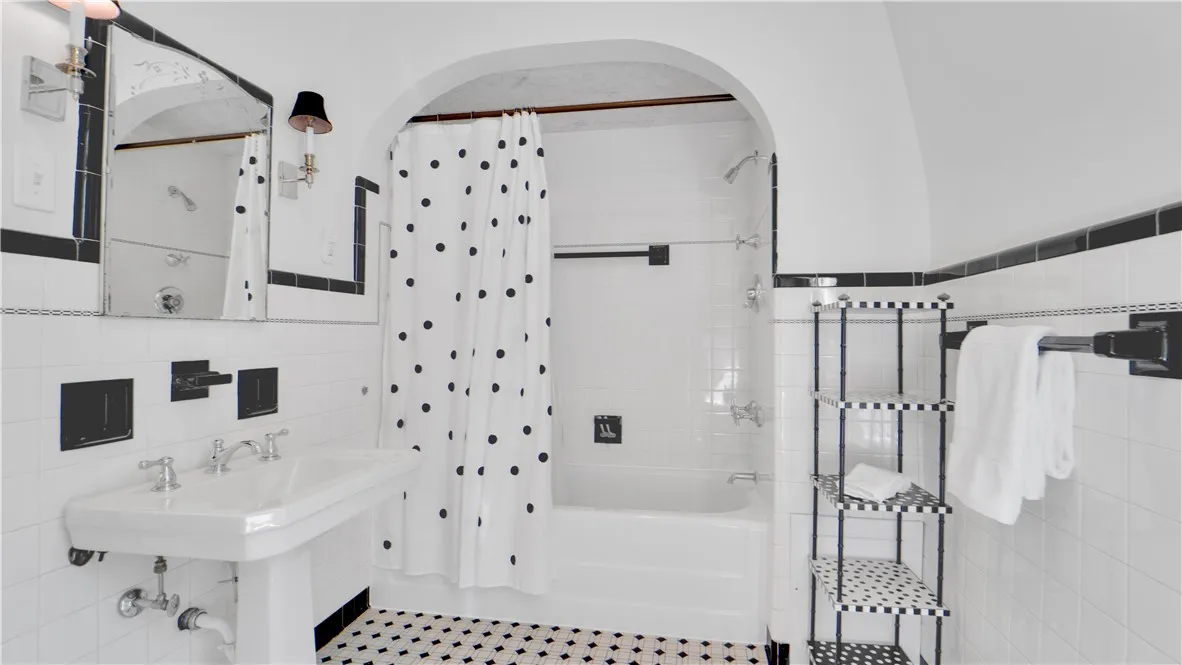 187 South Main Street, Perinton, New York 14450, Perinton, New York 14450, 4 Bedrooms Bedrooms, 13 Rooms Rooms,2 BathroomsBathrooms,Residential,Closed,187 South Main Street, Perinton, New York 14450,0,R1628550