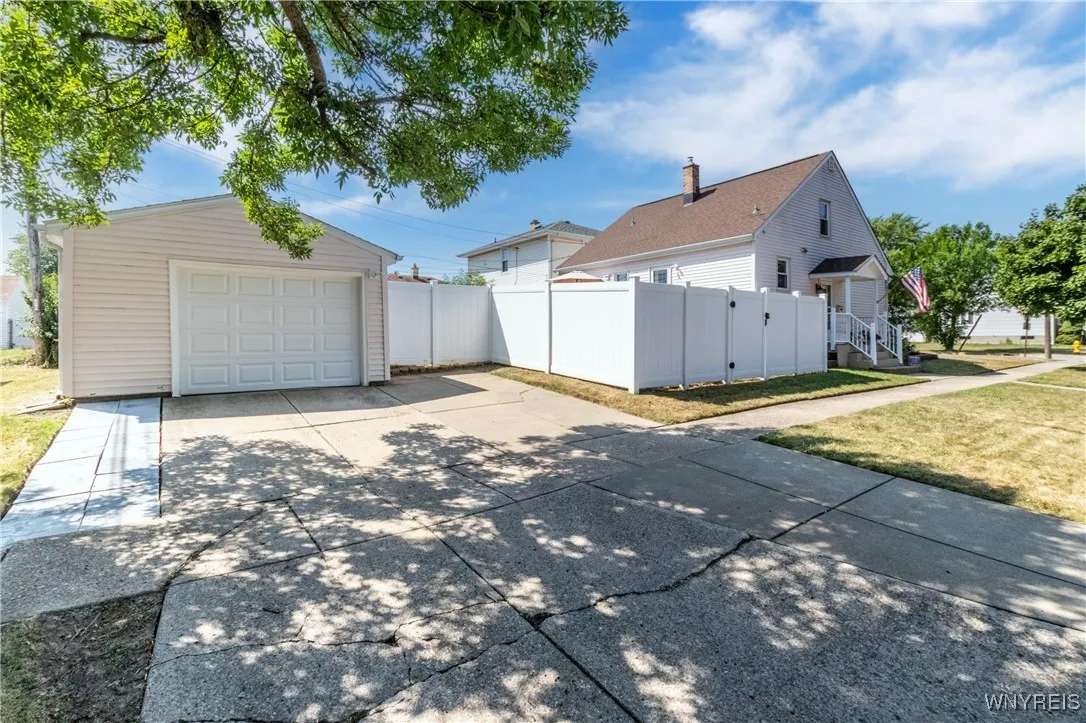 61 Leonore Road, Amherst, New York 14226, Amherst, New York 14226, 3 Bedrooms Bedrooms, 5 Rooms Rooms,3 BathroomsBathrooms,Residential,For Sale,61 Leonore Road, Amherst, New York 14226,B1630732