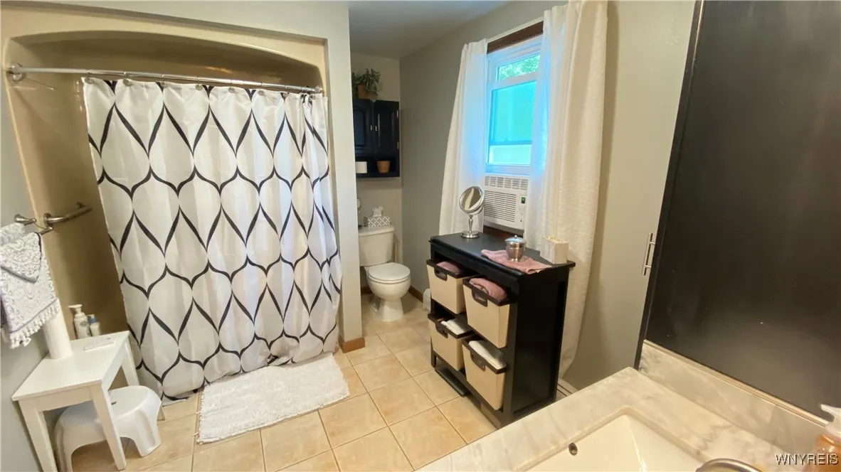 Jack-n-Jill Full Bath